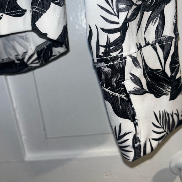 Tommy Bahama Monochrome Floral LS 1/4 Zip Performance Shirt, Womens Sz Large - Picture 5 of 5